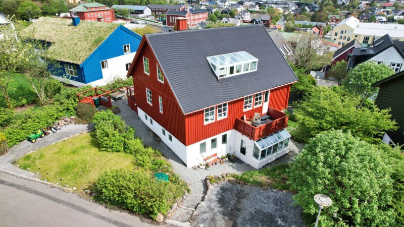 Lauritsargøta 11 — 6r, 256m²